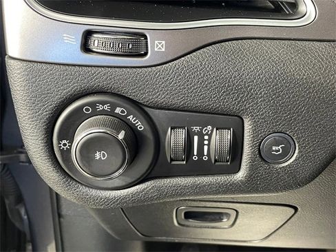 Used 2019 Jeep Cherokee Latitude Plus w/ Comfort/Convenience Group image 14