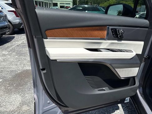 New 2026 Cadillac Vistiq Luxury image 17