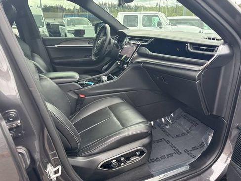 Used 2023 Jeep Grand Cherokee Overland w/ Advanced Protech Group III AWD/4WD image 9