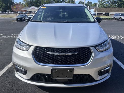 Used 2024 Chrysler Pacifica Limited FWD image 7