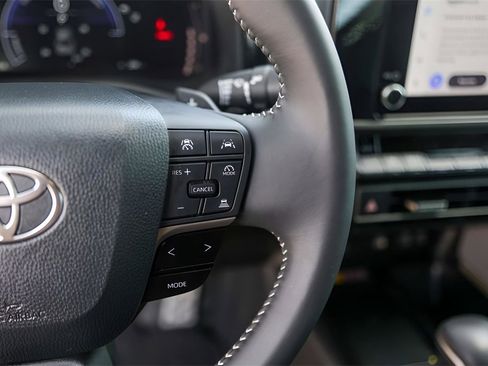 Used 2025 Toyota Camry SE image 13