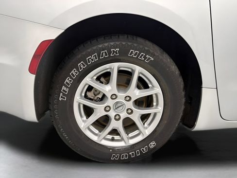 Used 2023 Chrysler Pacifica Touring-L FWD image 47