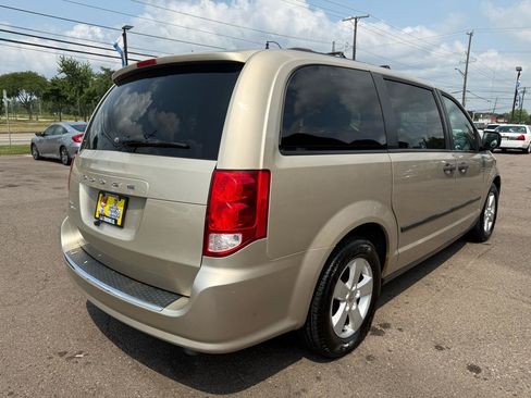 Used 2016 Dodge Grand Caravan w/ SE Plus Package FWD image 6