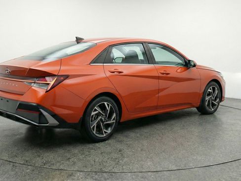 Used 2025 Hyundai Elantra SEL image 9