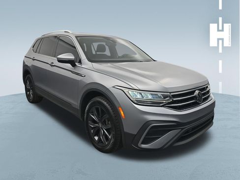 Used 2022 Volkswagen Tiguan SE w/ Panoramic Sunroof Package image 1