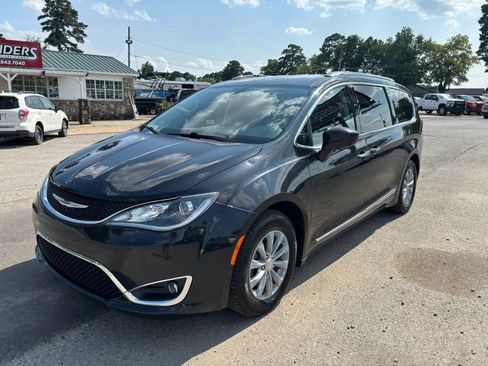Used 2018 Chrysler Pacifica Touring-L FWD image 9