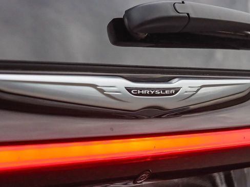 Used 2024 Chrysler Pacifica Select image 10