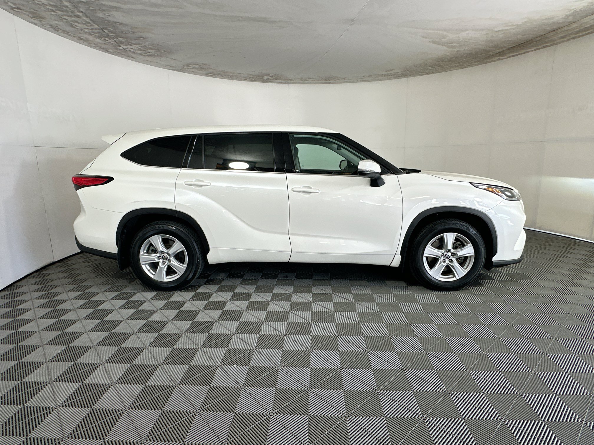 Used 2021 Toyota Highlander L AWD/4WD image 2