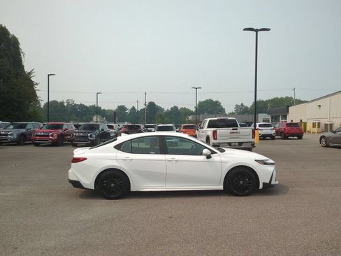 Used 2025 Toyota Camry SE FWD image 4