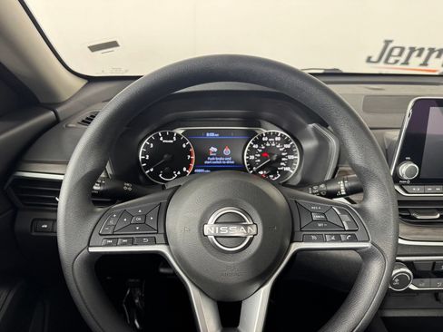 Used 2025 Nissan Altima 2.5 SV FWD image 16