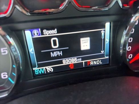 Used 2019 Chevrolet Suburban LT image 3