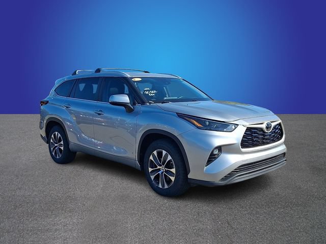 Used 2024 Toyota Highlander XLE FWD image 3