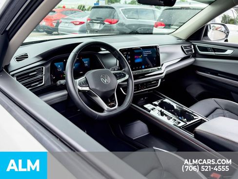Used 2025 Volkswagen Atlas Peak Edition SE AWD/4WD image 9