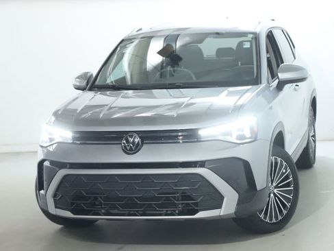 Used 2025 Volkswagen Taos SE image 3