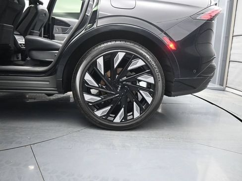 Used 2024 Lincoln Nautilus Reserve w/ Equipment Group 202A AWD/4WD image 17