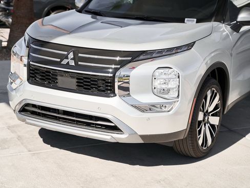 New 2025 Mitsubishi Outlander SE image 5