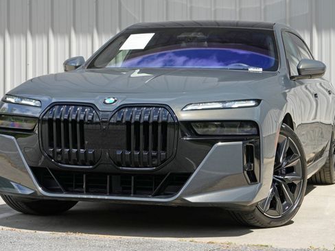 Used 2023 BMW 760i xDrive w/ Executive Package AWD/4WD image 3