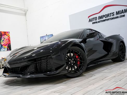 Used 2025 Chevrolet Corvette Z06 RWD image 3
