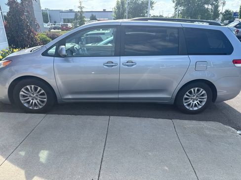 Used 2014 Toyota Sienna XLE FWD image 4