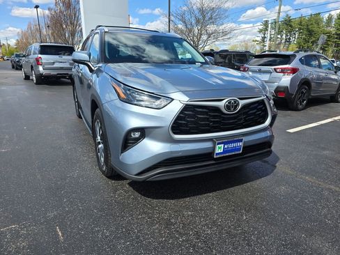 Used 2022 Toyota Highlander XLE AWD/4WD image 9