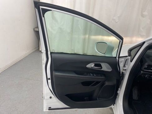 Used 2019 Chrysler Pacifica Touring-L Plus w/ S Appearance Package image 27