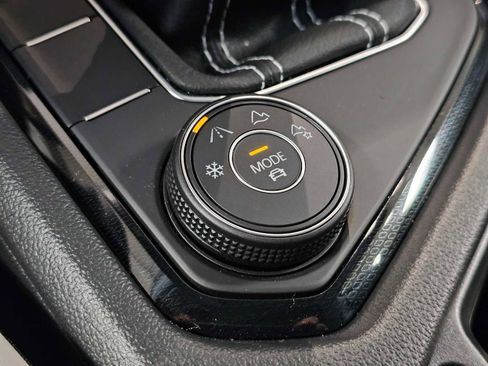 New 2025 Volkswagen Taos SE image 29