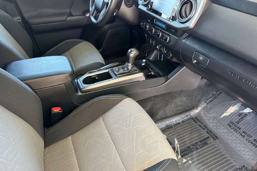 Used 2022 Toyota Tacoma TRD Off-Road AWD/4WD image 16