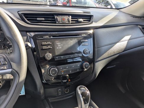 Used 2017 Nissan Rogue S image 18