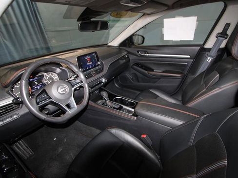 Used 2024 Nissan Altima 2.5 SR image 2