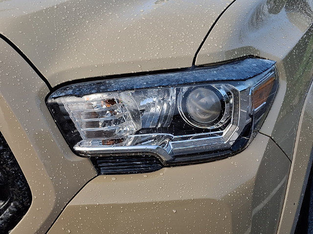 Used 2017 Toyota Tacoma TRD Sport w/ Premium & Technology Package AWD/4WD image 9