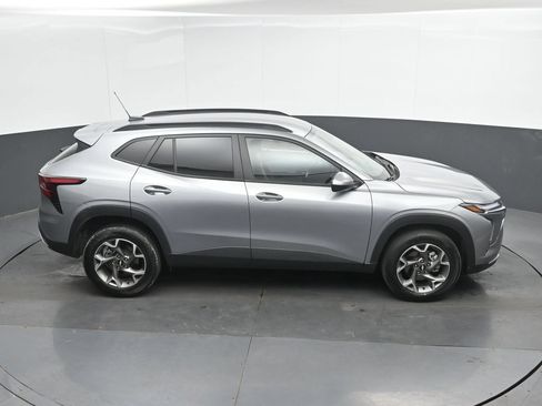 Used 2025 Chevrolet Trax LT FWD image 30
