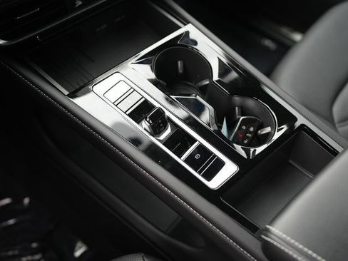 Used 2025 Volkswagen Atlas SE AWD/4WD image 15