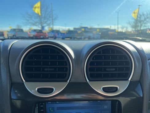 Used 2005 GMC Envoy SLE image 16