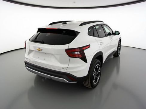 Used 2025 Chevrolet Trax LT w/ LT Convenience Package image 3