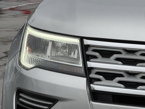 Certified 2018 Ford Explorer XLT image 4