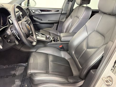 Certified 2022 Porsche Macan image 5