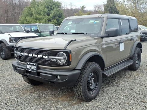 New 2026 Ford Bronco Outer Banks w/ Black Appearance Package image 3