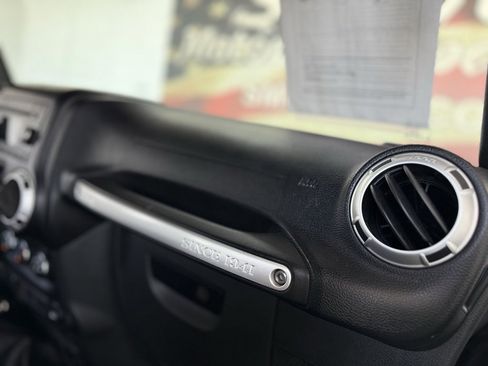 Used 2015 Jeep Wrangler Unlimited Rubicon w/ Max Tow Package image 37