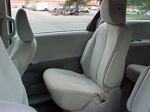 Used 2011 Toyota Sienna w/ Towing Pkg FWD image 15