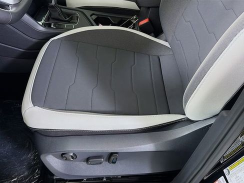New 2026 Volkswagen Taos SE FWD image 20