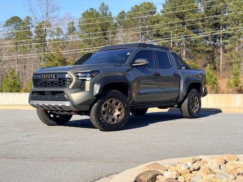 Used 2025 Toyota Tacoma Trailhunter image 2