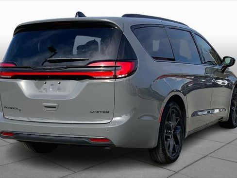 Certified 2025 Chrysler Pacifica Limited image 12