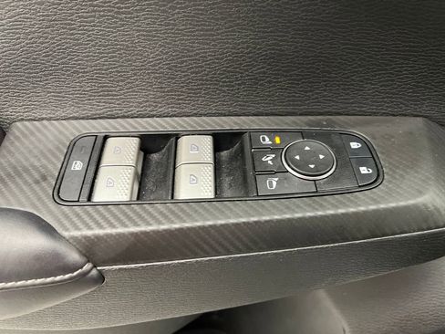 Used 2025 Mitsubishi Outlander SE image 12