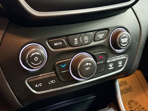 Used 2019 Jeep Cherokee Latitude Plus AWD/4WD image 16