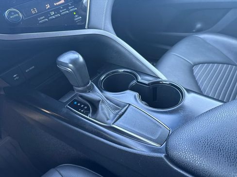 Used 2018 Toyota Camry SE FWD image 19