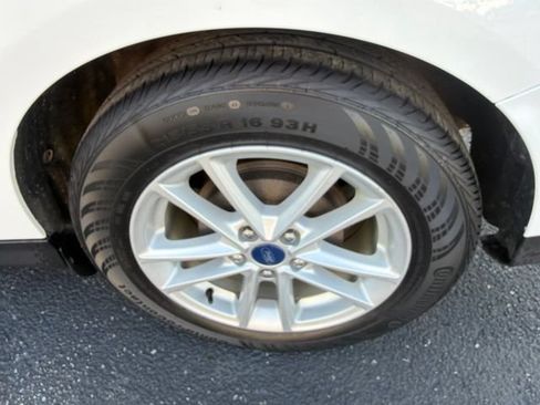 Used 2018 Ford Focus SE w/ Cold Weather Package FWD image 27