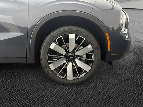 New 2025 Mitsubishi Outlander SE image 11