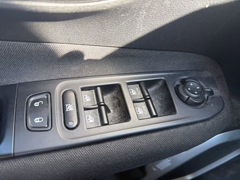 Used 2018 Jeep Renegade Latitude w/ Cold Weather Group image 13