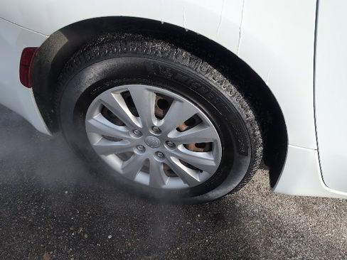 Used 2021 Chrysler Voyager L image 11