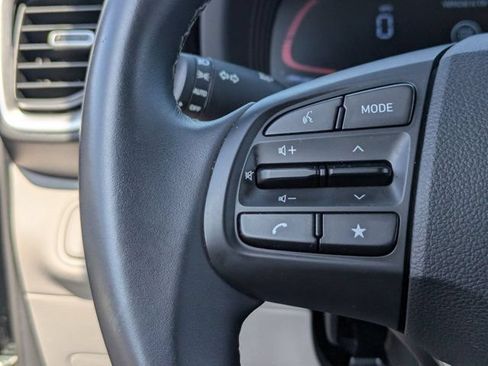 Used 2025 Hyundai Venue SEL FWD image 19